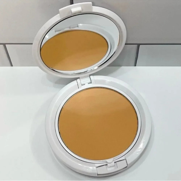 TIGI Cosmetics Beauty Powder Foundation - Picture 1 of 4